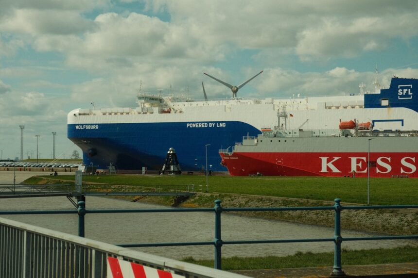 Excelerate Energy Acquires LNG Carrier for FSRU Conversion