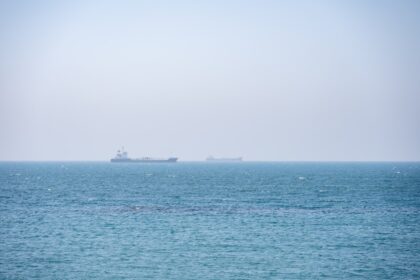 Iran Considers Ban on US and Israeli Ships in Strait of Hormuz
