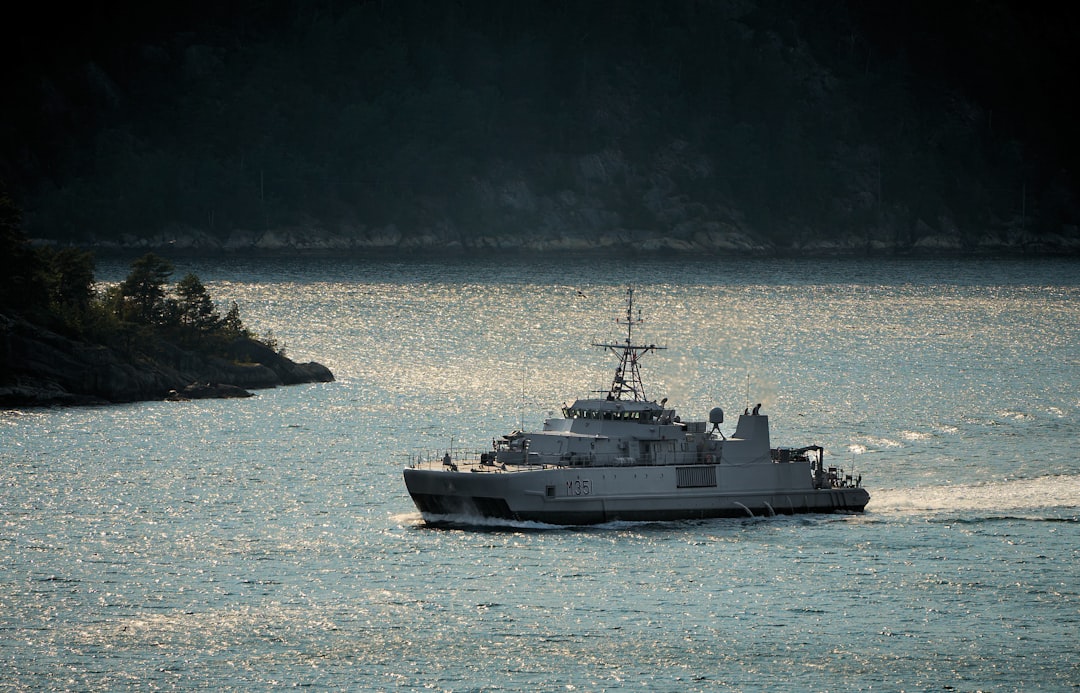 Iran Considers Ban on US and Israeli Ships in Strait of Hormuz