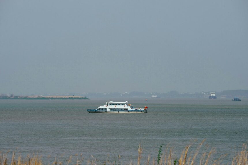 Virgo Transport 8 Capsizing Leaves Over 100 Missing in Java Sea