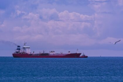 Kuwait Oil Production Reaches 75% of Prewar Levels Amid Strait Risks